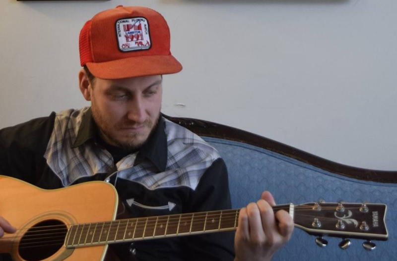 Richard Laviolette playin guitar